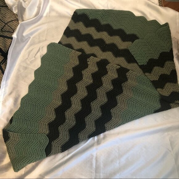 New Crochet Blanket in 3 Shades of Green Aprox 3 1/2  X 5 ft - Picture 7 of 7